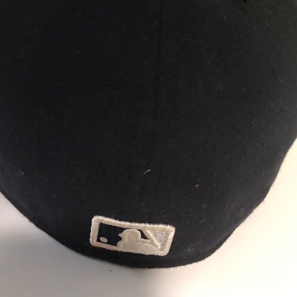 Black New York Yankees hat - Picture 3 of 3